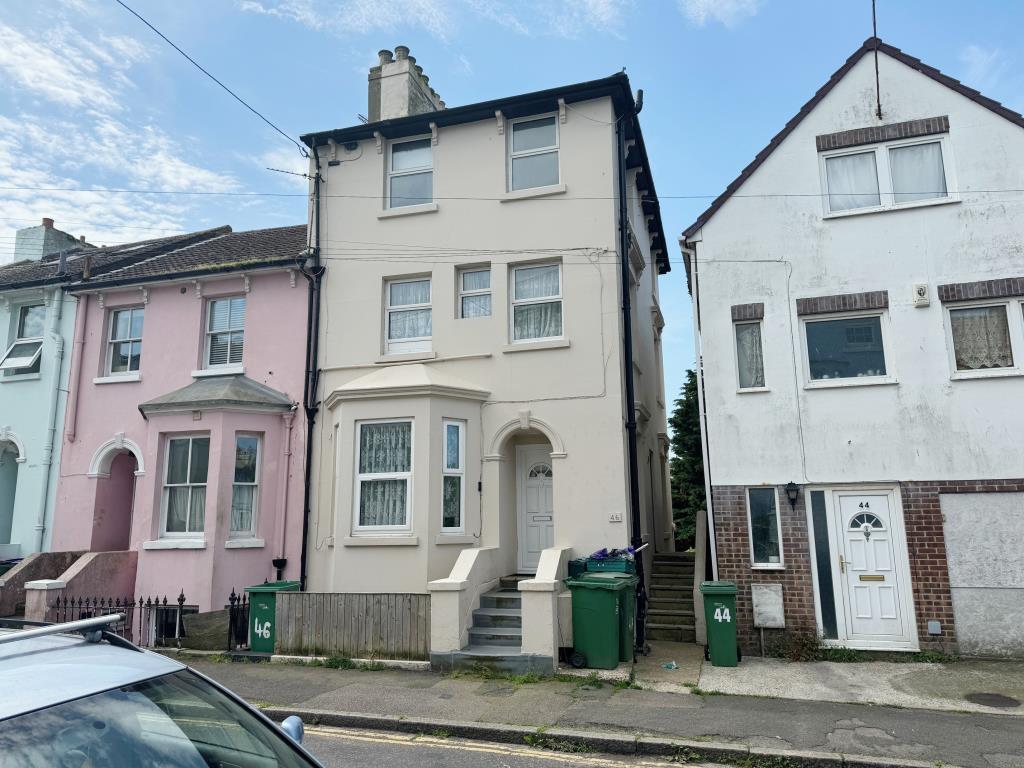 Lot: 46 - TWO-BEDROOM MAISONETTE FOR IMPROVEMENT - Front of property